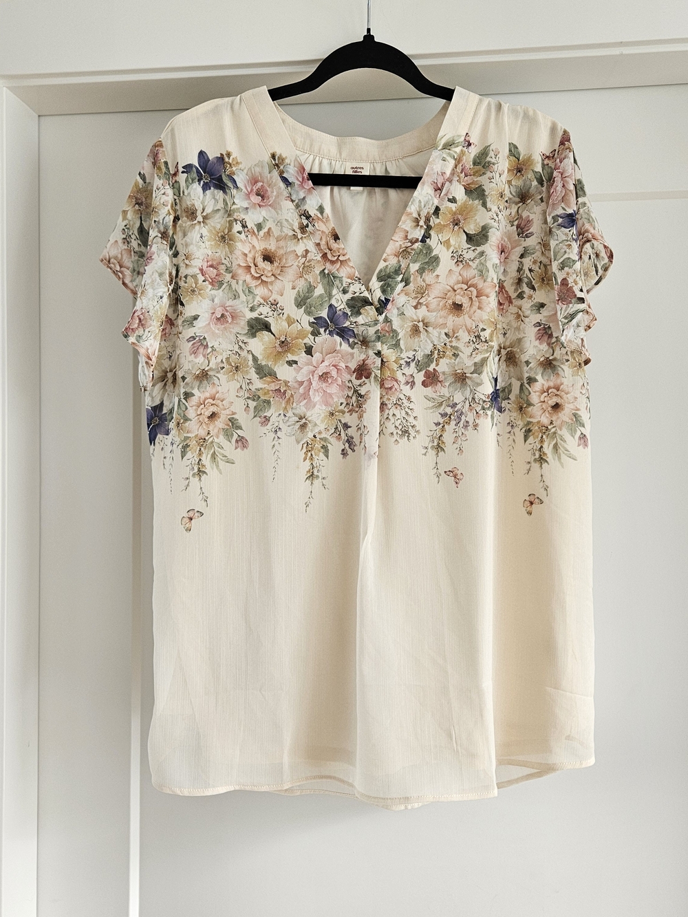 Cream Floral V-Neck Flutter Sleeve Blouse Sz 1X